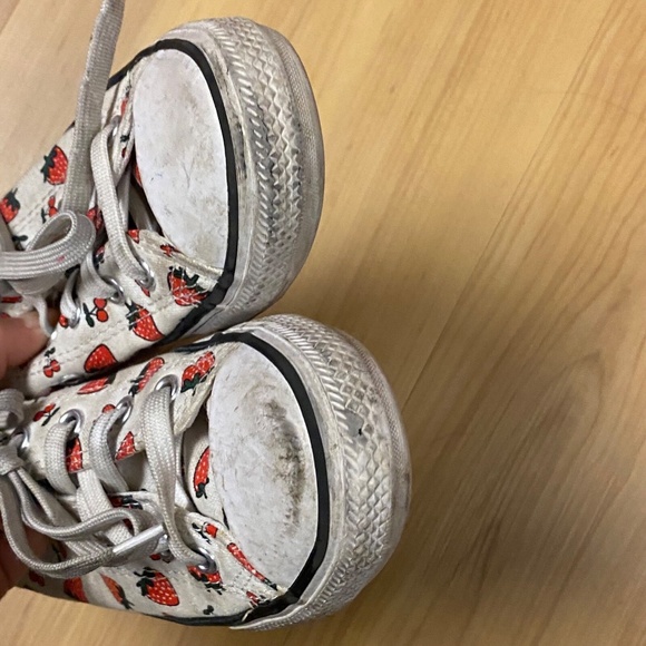 Girls Kids Sz 13 Converse Chuck Taylor All Star Low Strawberry Print Sneakers - Picture 7 of 10